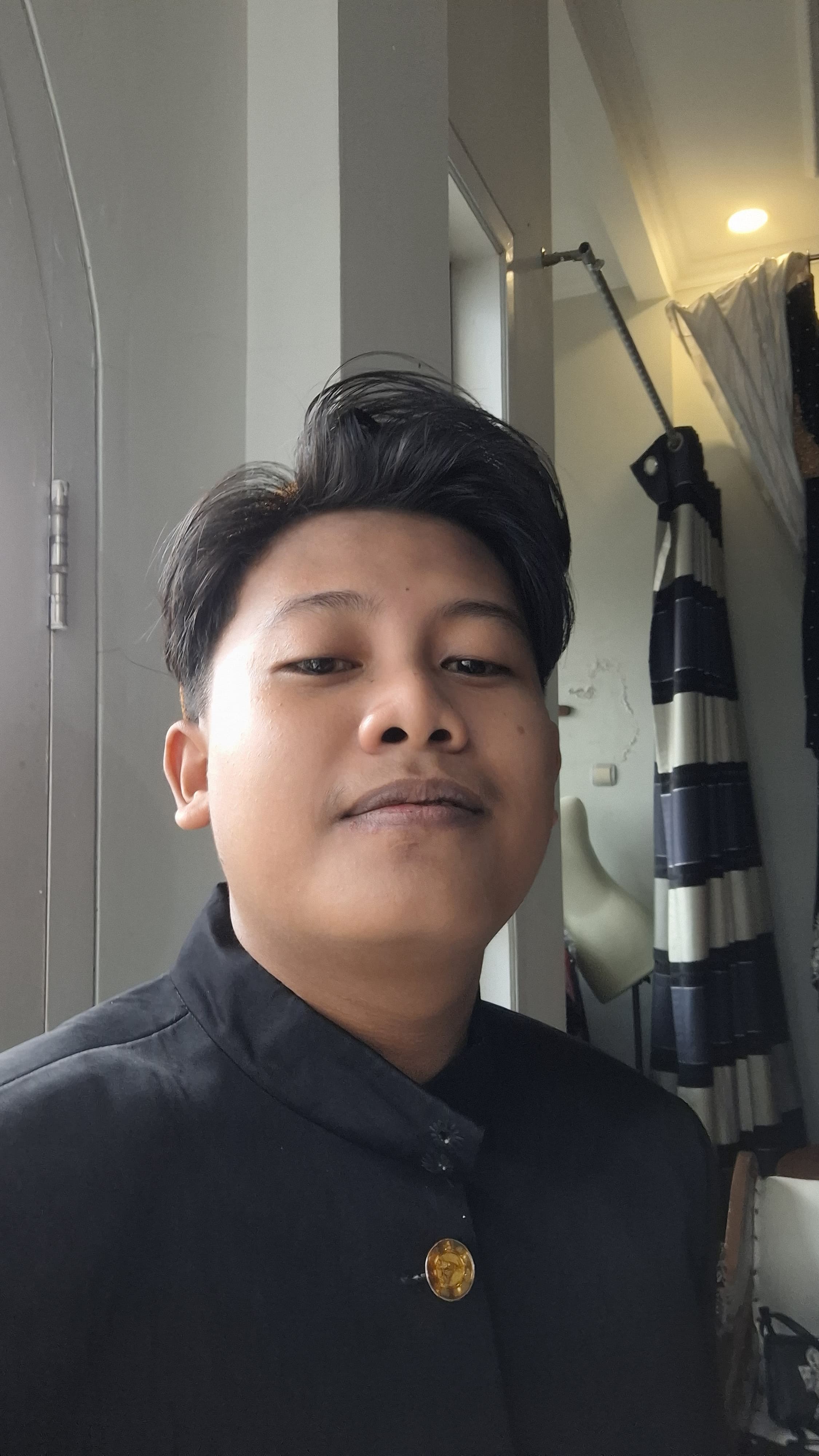 Foto profesional mahasiswa bisnis digital dengan pakaian formal sedang tersenyum